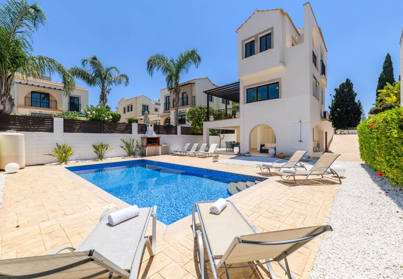 Willa w Protaras - 4 bedroom Villa with pool in Protaras