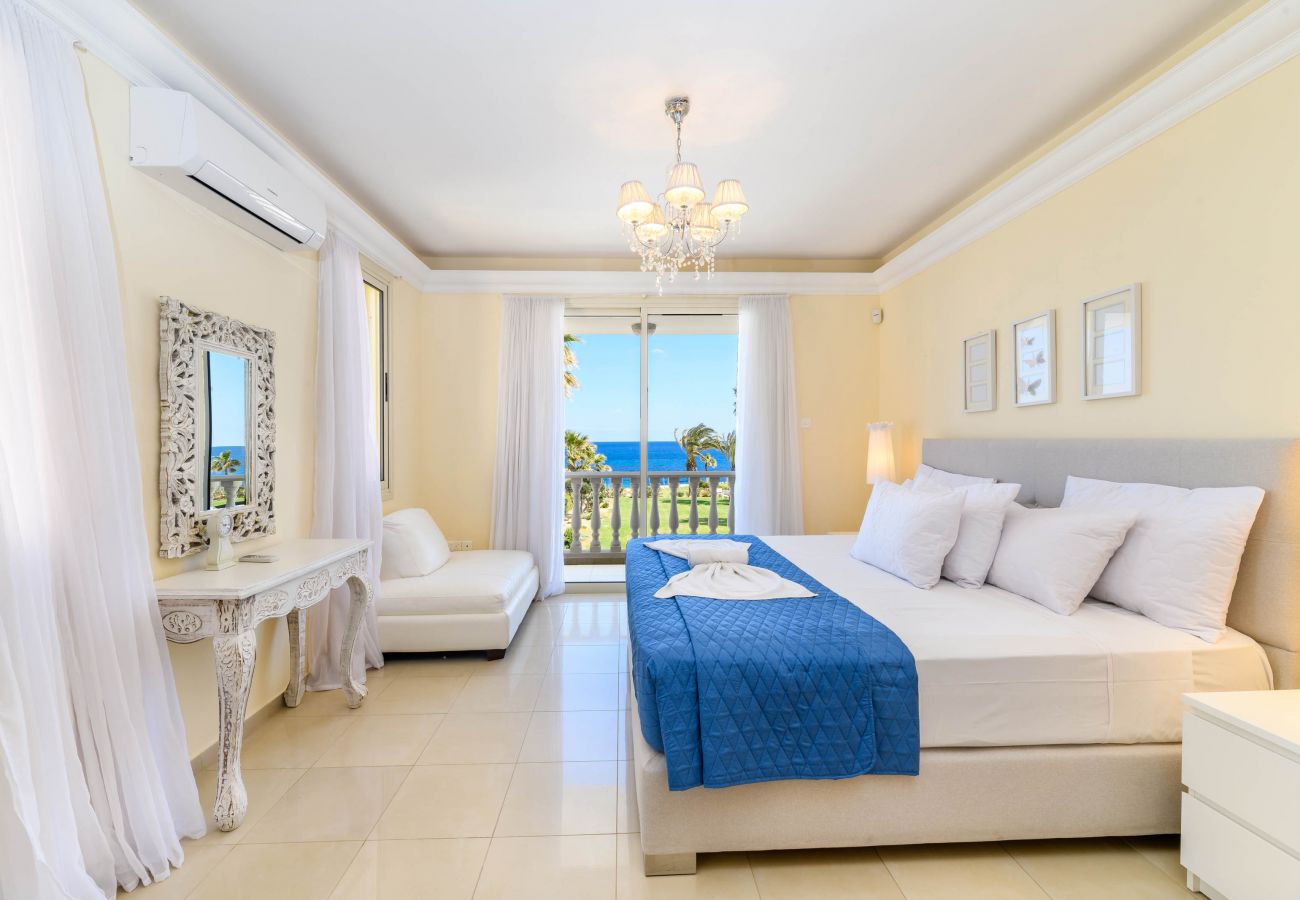 Willa w Protaras - Royal Beachfront Villa