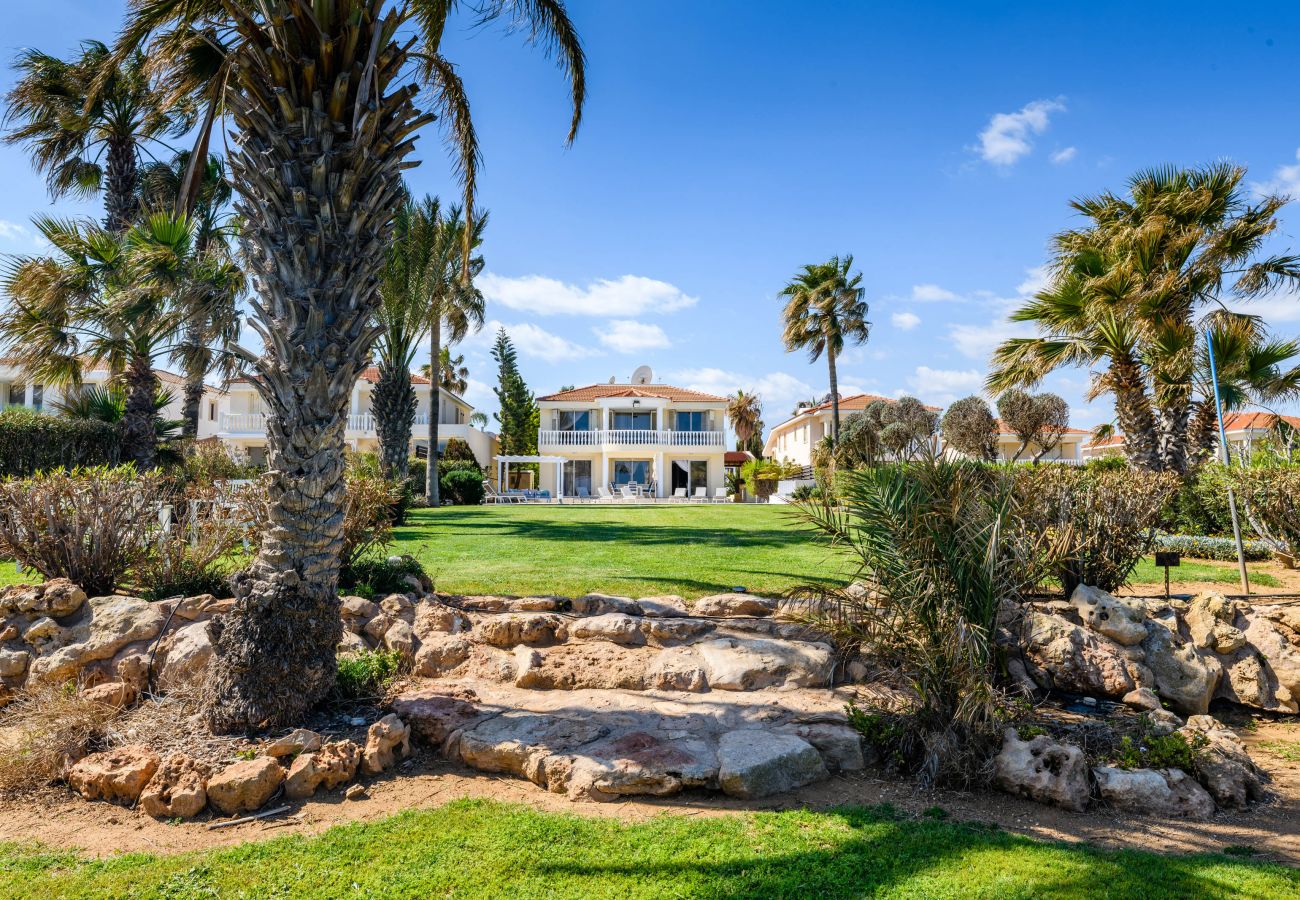 Willa w Protaras - Royal Beachfront Villa