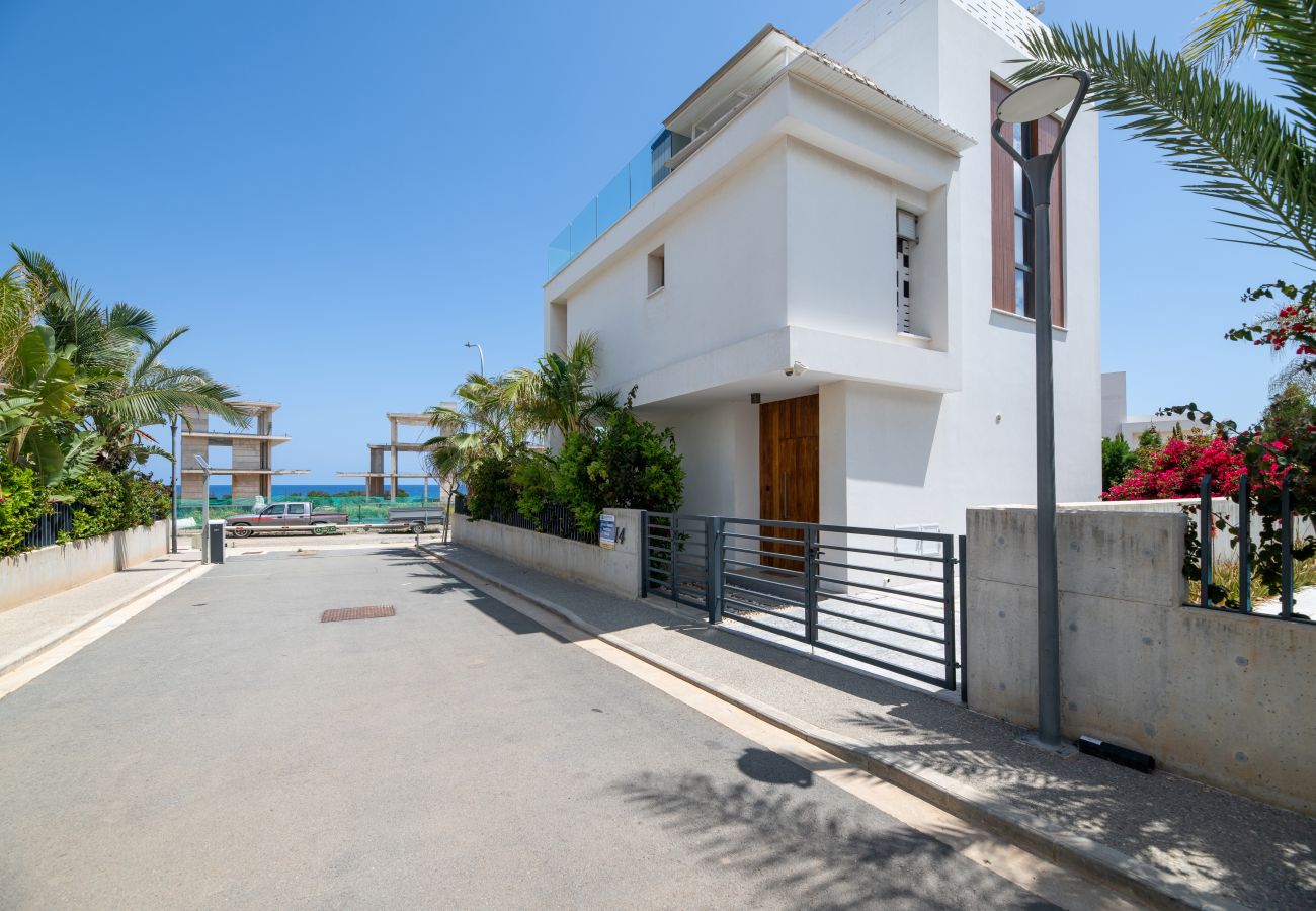 Willa w Protaras - By The Beach - Emerald Seaview Villa