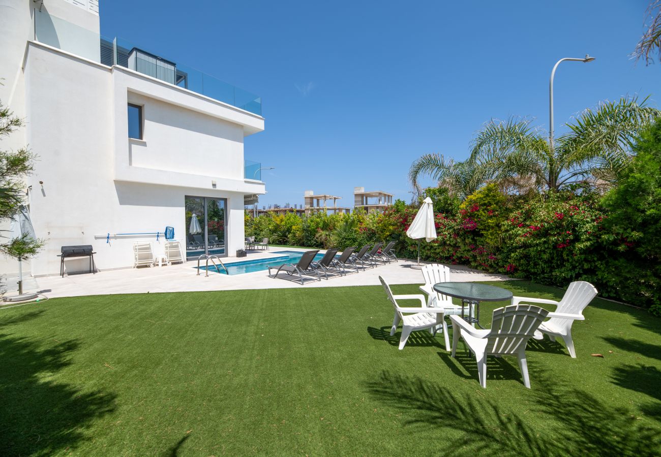 Willa w Protaras - By The Beach - Emerald Seaview Villa