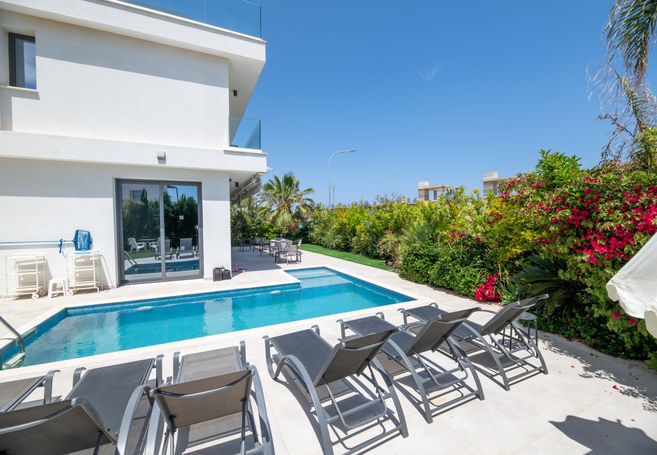 Willa w Protaras - By The Beach - Emerald Seaview Villa