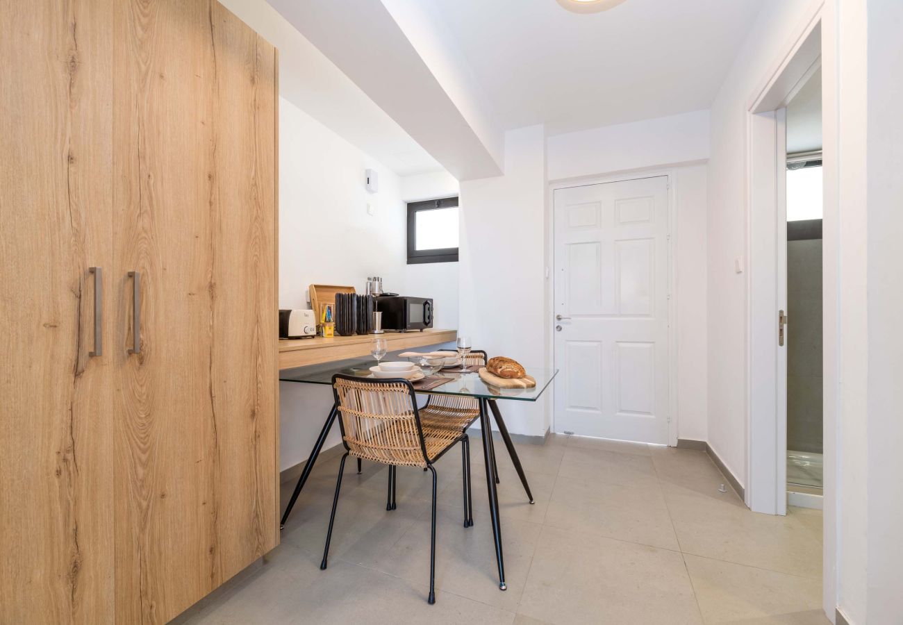 Apartament w Larnaca - Finikoudes Marina View 202
