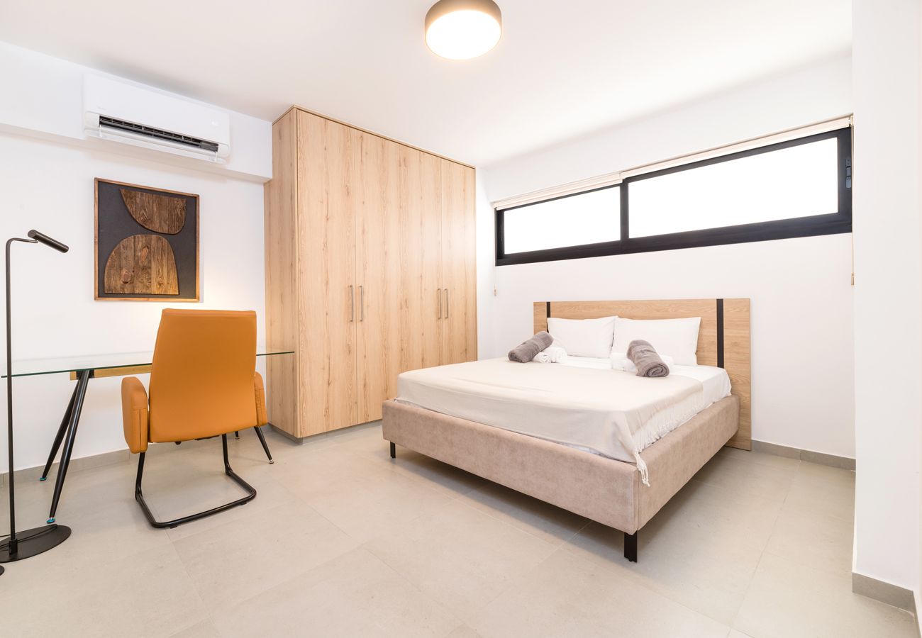 Apartament w Larnaca - Finikoudes Marina View 102